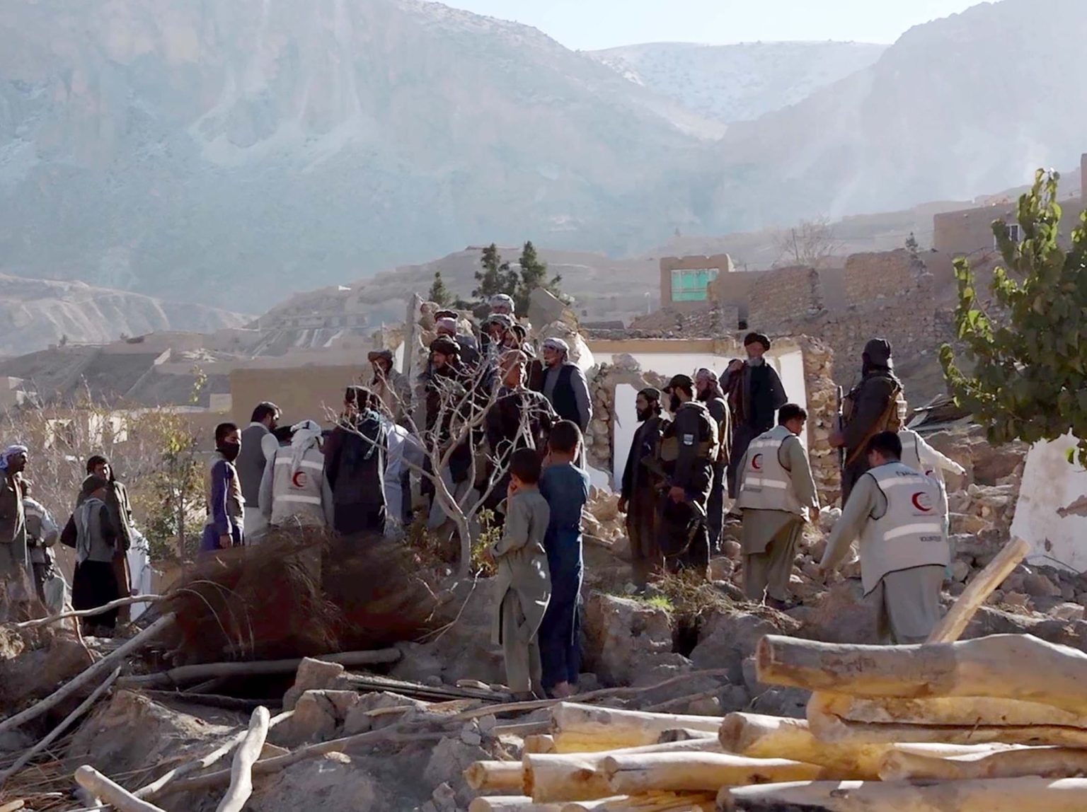 الإمارات تتصدر المشهد الإنساني في أفغانستان بجهود إغاثية وتنموية متواصلة ( فيديو)