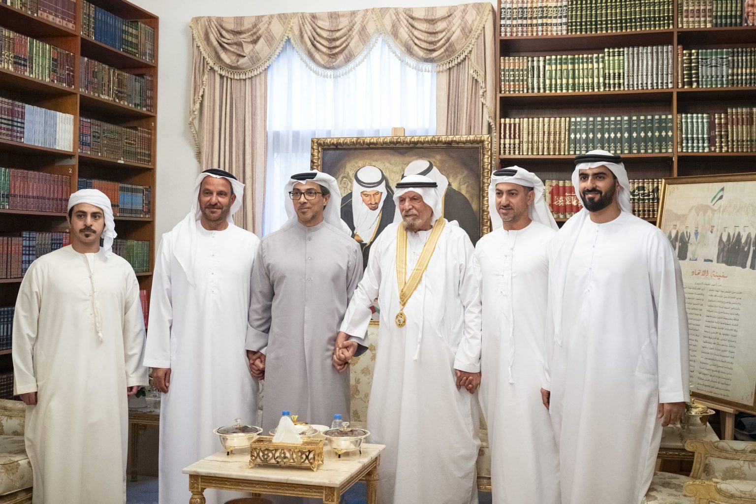 منصور بن زايد يكرم أحمد خليفة السويدي بوسام الإمارات للثقافة والإبداع