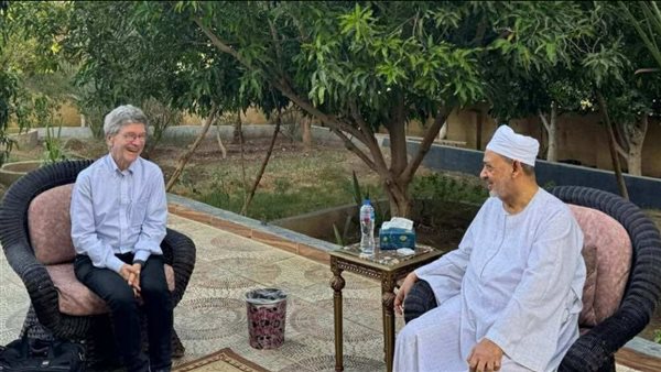 تفاصيل لقاء شيخ الأزهر والمفكر العالمي جيفري ساكس بمنزله في الأقصر