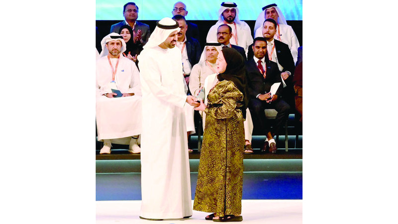 عاملة منزلية وراعٍ في مزرعة يفوزان بـ 100 ألف درهم