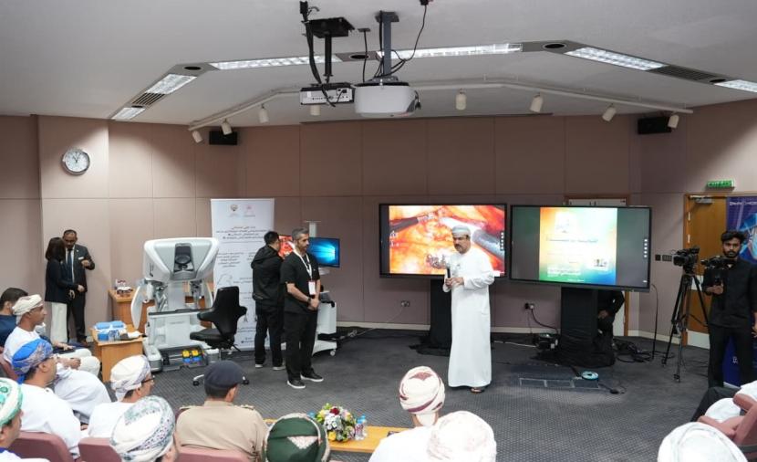 المستشفى السلطاني يدخل التاريخ.. أول عملية مسالك بولية عن بُعد بين عُمان والكويت