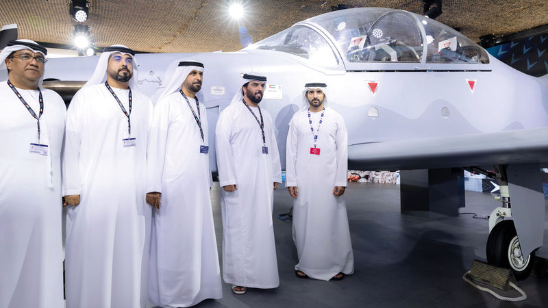 حمدان بن محمد يطّلع على الطائرة القتالية «كالدس B-250» الإماراتية الصنع