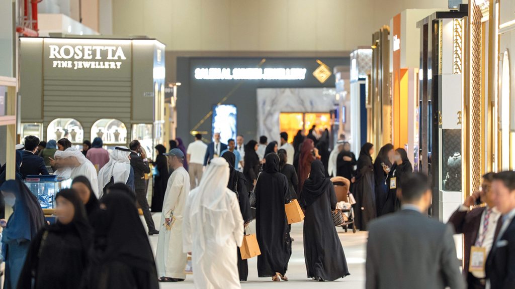 هدايا الزملاء.. من «لفتة محبة» إلى التزام اجتماعي «مُحرج»