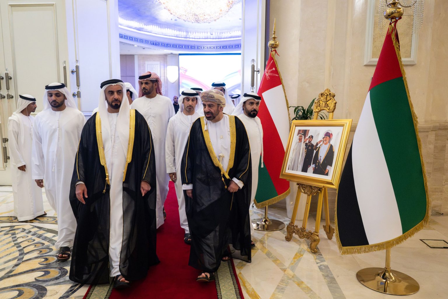 سيف بن زايد يحضر حفل السفارة العمانية بمناسبة اليوم الوطني الـ 55