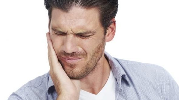 ماذا يحدث عند وضع زيت القرنفل في الفم