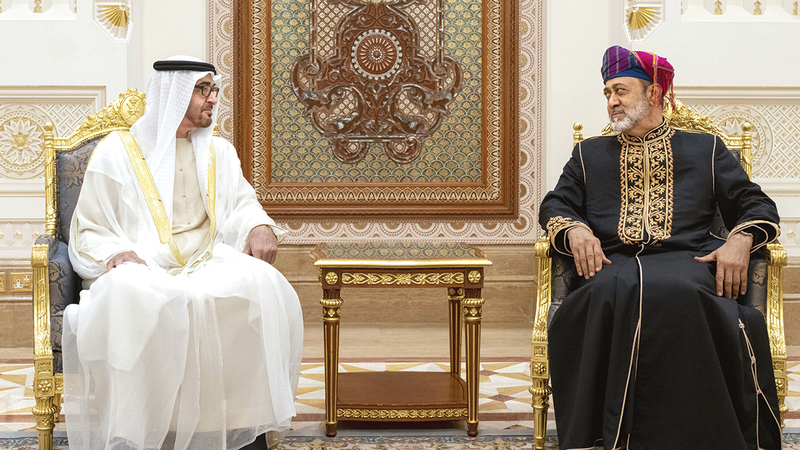 رئيس الدولة ونائباه يهنئون سلطان عُمان باليوم الوطني