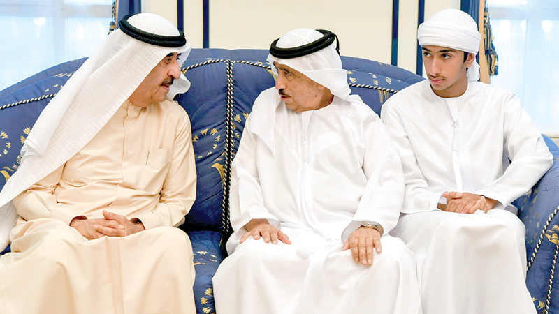 حاكم أم القيوين يقدّم واجب العزاء في وفاة أسامة الشعفار