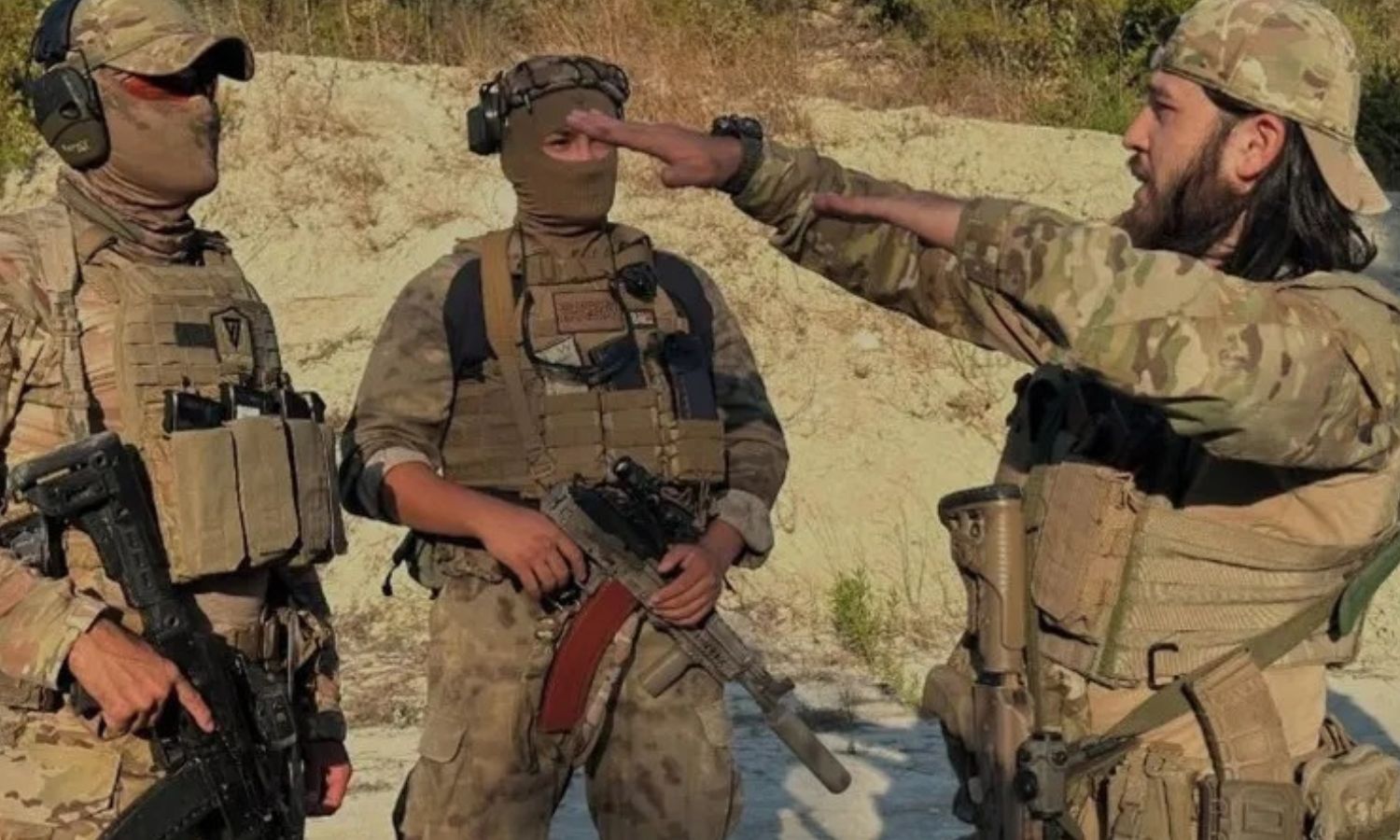 المقاتل الأوزبكي أبو دجانة من أنشطة التدريب المشتركة بين أكاديميات التدريب العسكرية الأجنبية (Daniele Garofalo Monitoring)