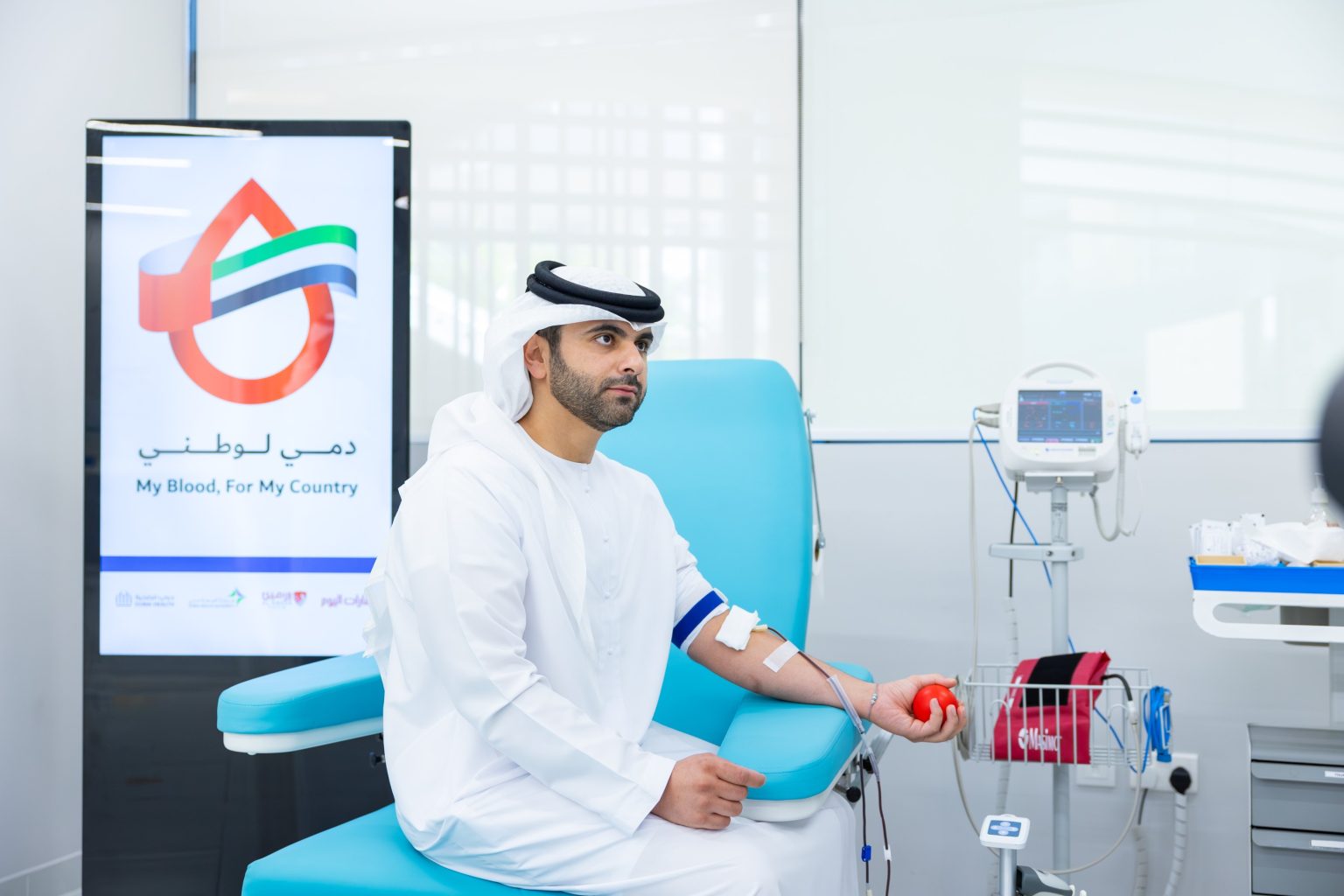 منصور بن محمد: التبرع بالدم واجب إنساني وعمل وطني يعكس قيم مجتمع الإمارات