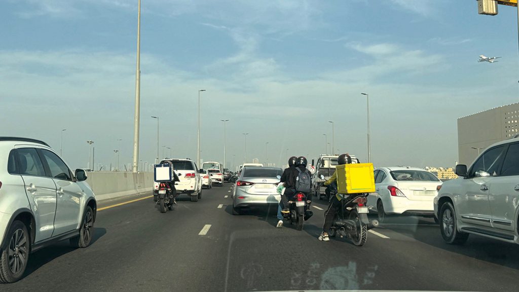 سائقون: استمرار مخالفات درّاجات التوصيل خطر متصاعد