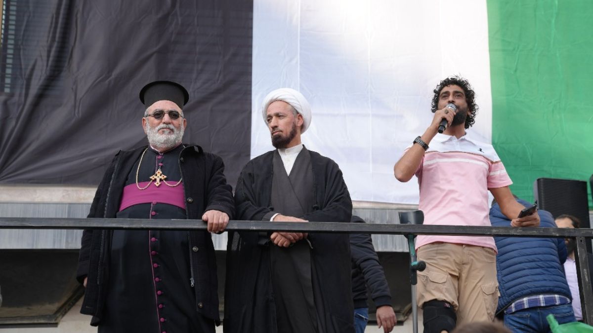 تجمع أهالي مدينة حمص في ساحة الساعة الجديدة وسط حمص - 28 تشرين الثاني 2025 (المكتب الصحفي لمحافظة حمص)