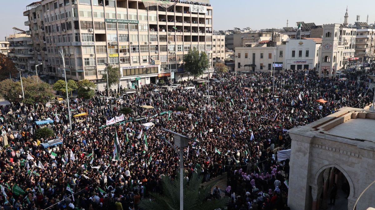 تجمع أهالي محافظة حماة في ساحة العاصي في ذكرى بدء معركة "ردع العدوان" - 28 تشرين الثاني (محافظة حماة)