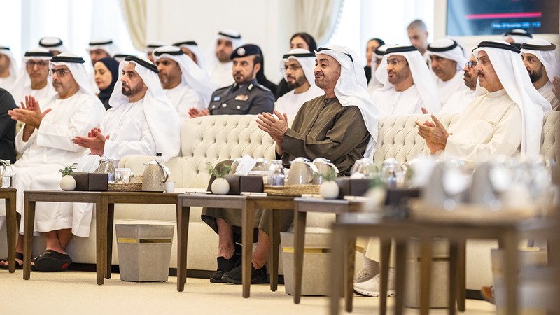 رئيس الدولة يشهد جلسة حول «الذكاء الاصطناعي» بمشاركة وزراء ومسؤولين