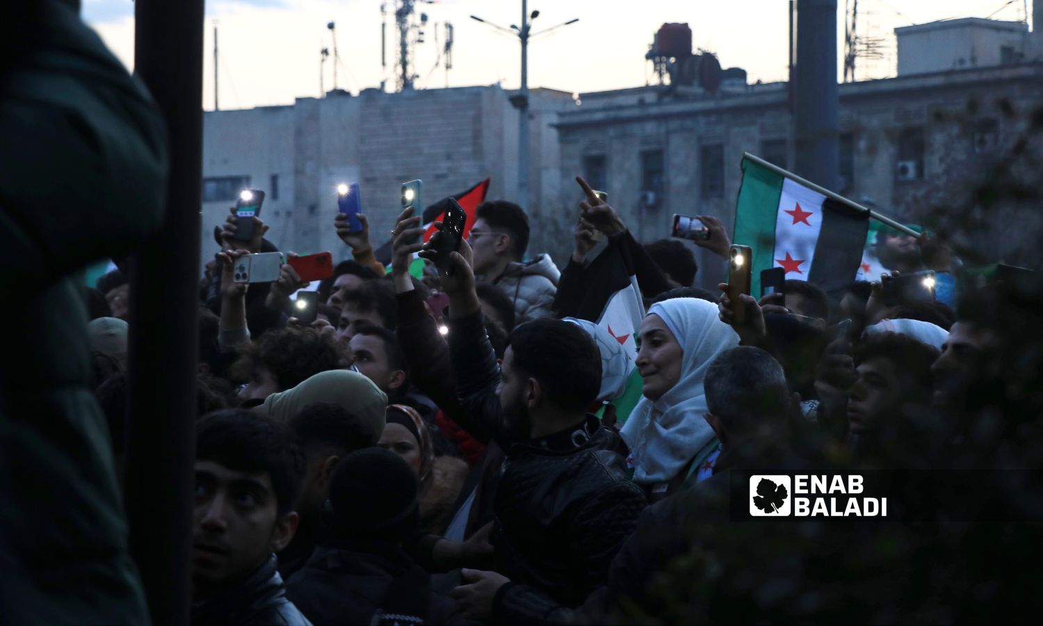 ردد المحتفلون أناشيد الثورة السورية وسط مدينة حلب - 21 كانون الأول 2024 (/ وليد الإدلبي)