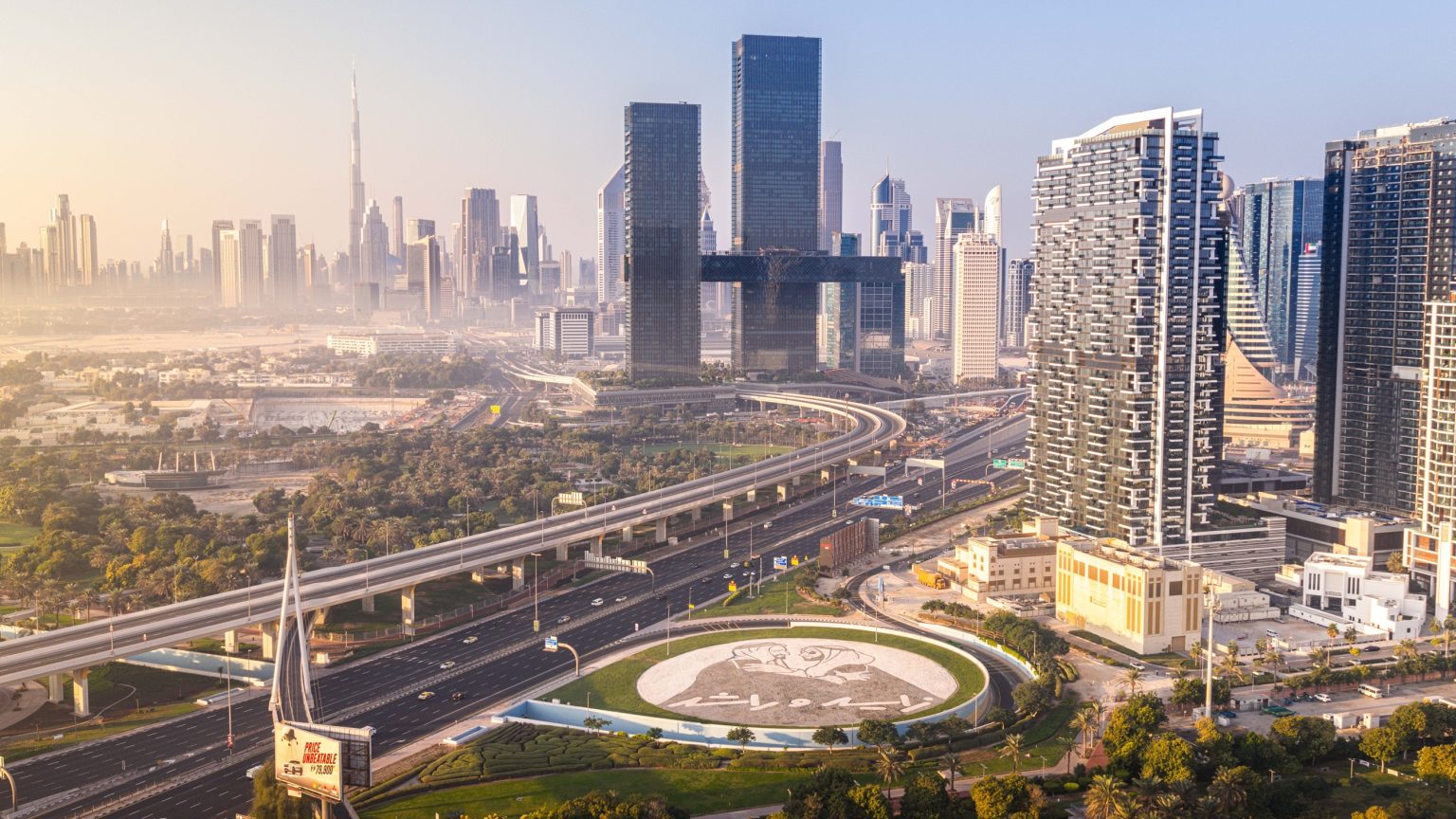 صورة زايد وراشد تزيّن الدوار المقابل لمبنى “برواز دبي” بدائرة قطرها 82 متراً