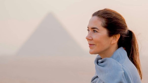 من أمام الأهرامات.. الملكة ماري تعيد للعالم دهشة وعظمة الحضارة المصرية من أمام الأهرامات.. الملكة ماري تعيد للعالم دهشة وعظمة الحضارة المصرية