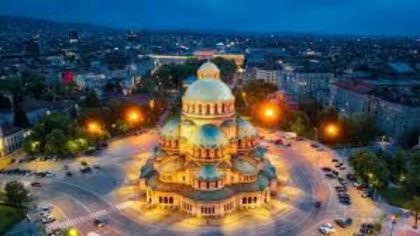 بلغاريا تُقرّ قانونًا يمنحها صلاحية السيطرة على مصفاة النفط الروسية “لوك أويل”