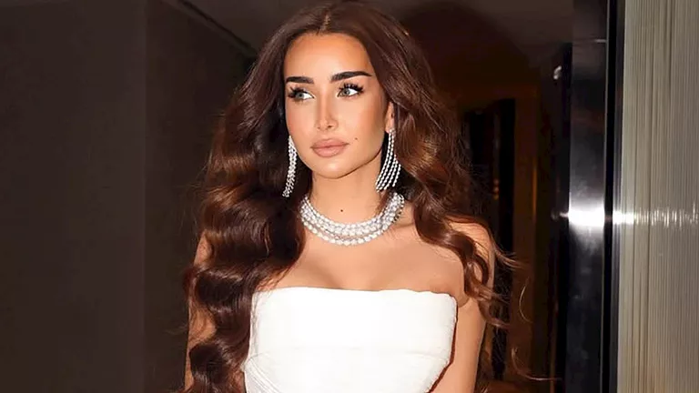 “فستان أبيض ومجوهرات من الألماظ”.. هنا الزاهد تحتفل بتنصيبها سفيرة لبر