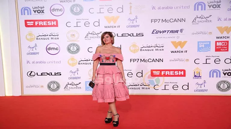“بحضور أبنائها”.. هنا شيحة تتألق على “ريد كاربت” مهرجان القاهرة السينم