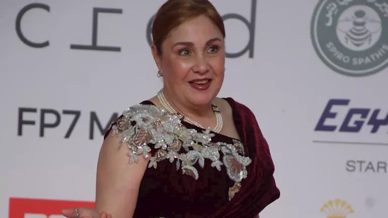 فستان أنيق.. شيرين تتألق على ريد كاربت القاهرة السينمائي