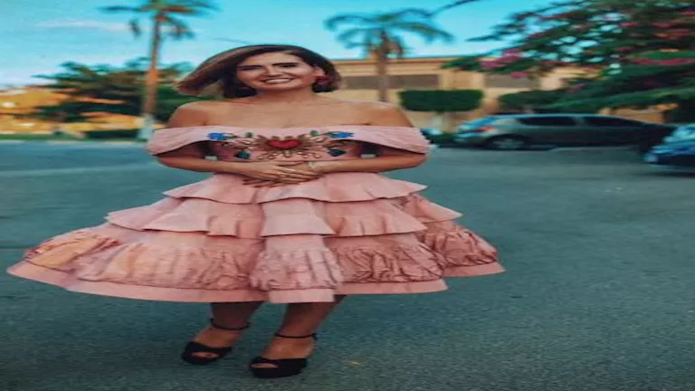 هنا شيحة تتألق بإطلالة وردية في اليوم الرابع من مهرجان القاهرة السينما