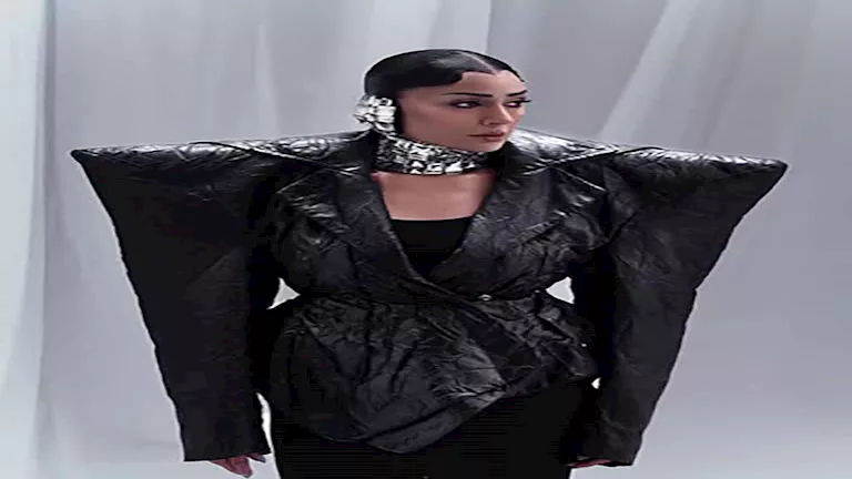 غادة عبدالرازق بإطلالة غريبة في أحدث ظهور.. والجمهور: “شايله الحمل على