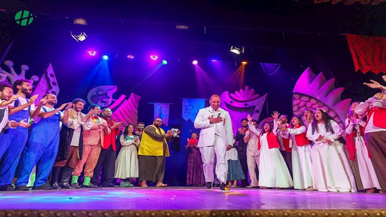 عمرو وهبة يُعلن مد عروض مسرحية “القضية اللي هي” 3 أيام (صور)