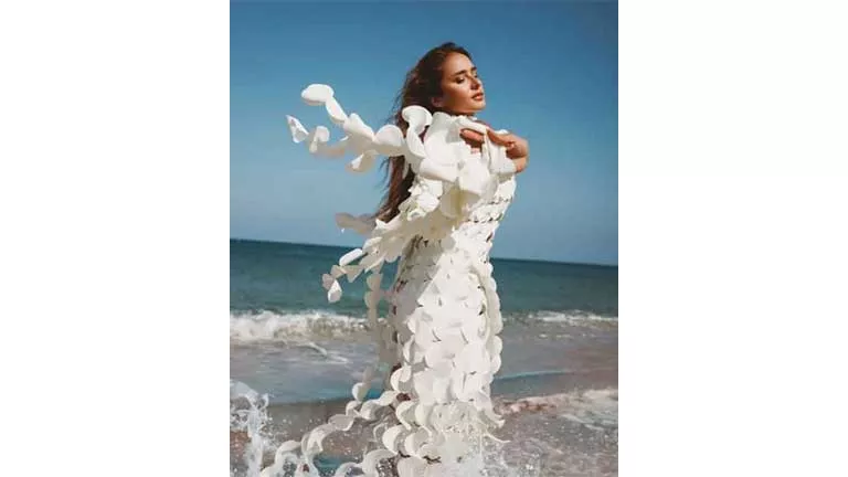 نيللي كريم بإطلالة جريئة والجمهور يعلق: “للجمال عنوان”