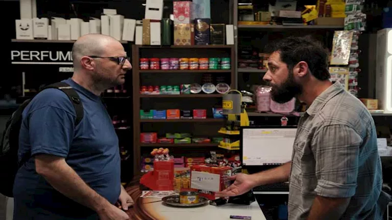 بطل “أصحاب ولا أعز” يقدم أول أفلامه كمخرج “بطاطا شيبس ع فستق”