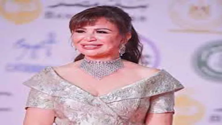 بفستان جريء وأنيق.. إلهام شاهين تتألق في معرض يوثّق مسيرتها الفنية