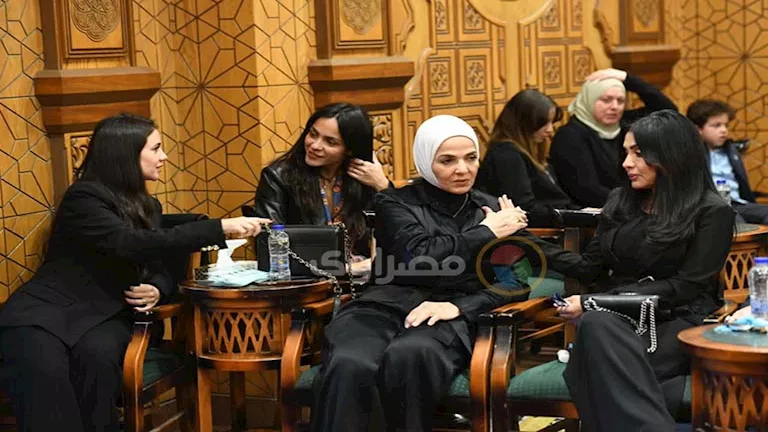 أشرف زكي ومنى عبد الغني.. 15 صورة للنجوم في عزاء الإعلامية ميرفت سلامة