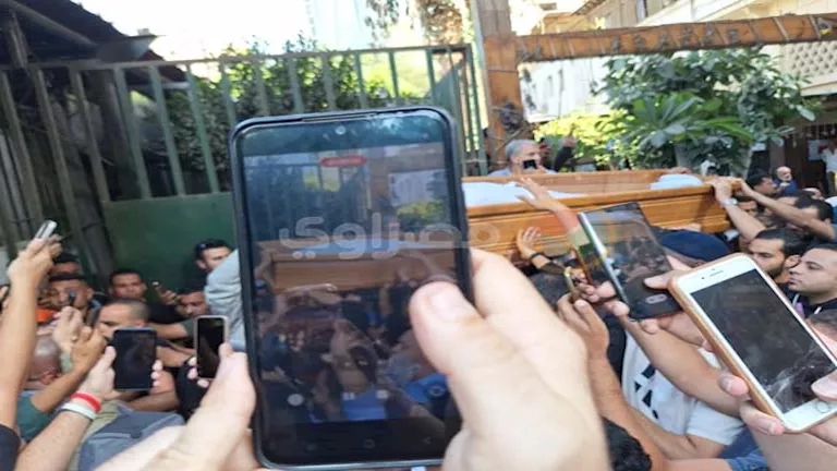 20 صورة من جنازة والد محمد رمضان وغياب كبير لنجوم الفن