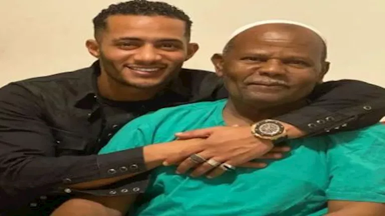 بينهم حلا شيحة ويسرا.. محمد رمضان يعيد نشر رسائل النجوم له بعد وفاة وا