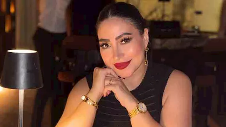 بوسي تخطف الأنظار بإطلالة أنيقة بالأسود في أحدث جلسة تصوير