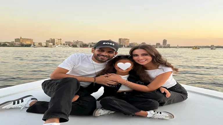 إسراء عبدالفتاح تنشر صورا رومانسية مع زوجها حمدي الميرغني بمركب على ال