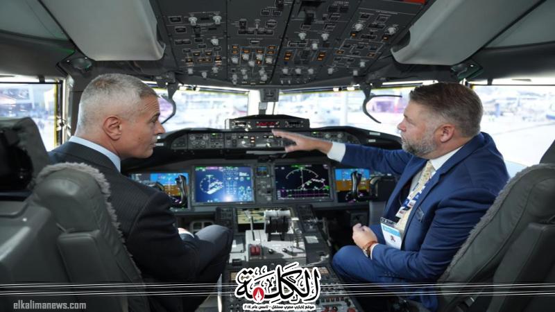 رئيس القابضة لمصر للطيران في زيارة تفقدية لطائرة Boeing 777X أثناء مشاركتها في العرض الثابت بمعرض دبي للطيران 2025 | ترانزيت المطار | بوابة الكلمة