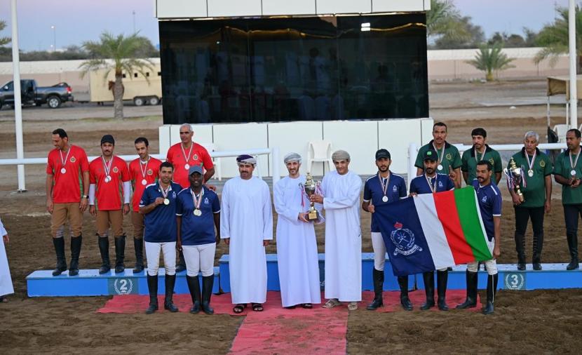 تتويج “شرطة الخيالة” بالمركز الأول في بطولة كأس اليوم الوطني لالتقاط الأوتاد