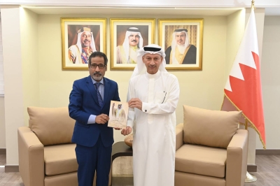 محافظ الشمالية يتسلم نسخة من كتاب ‘القائد العظيم ‘ – الوطن