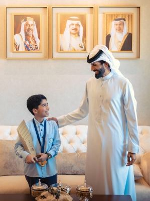 ناصر بن حمد يستقبل الطالب محمد جاسم الفائز بالمركز الثاني في تحدي القراءة العربي – الوطن