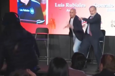 الرئيس السابق للاتحاد الأسباني يـتعرض للرشق بالبيض خلال حفل توقيع كتابه – الوطن