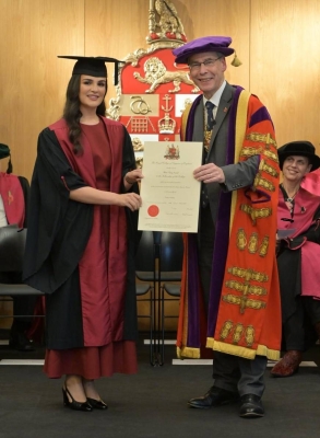 د. نينا طارق سعيد أول بحرينية تنال اعتمادي بورد دوليّين في جراحة التجميل والترميم – الوطن