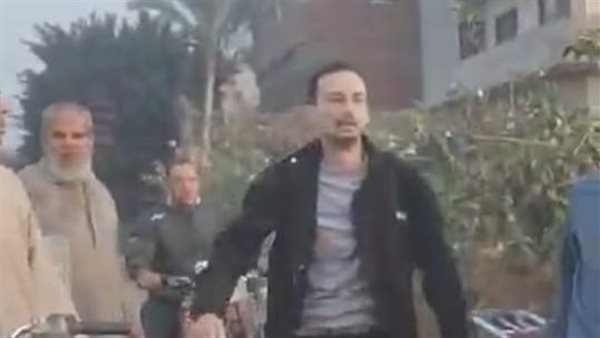 شاب يعتدي على مسن بالشرقية والأهالي يطالبون بضبطه ومحاسبته