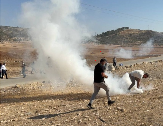 الخليل.. الاحتلال يقمع اعتصاماً في إذنا وترقوميا ويصيب عشرات المواطنين بالاختناق