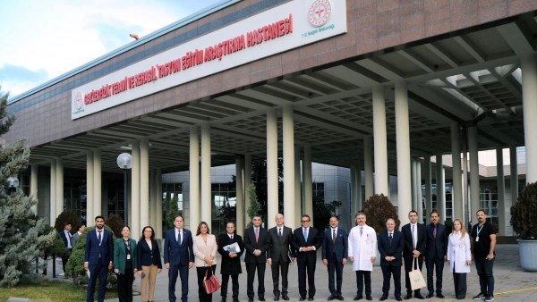 وزير الصحة يزور مستشفى تركي رائد في إعادة تأهيل إصابات الحبل الشوكي