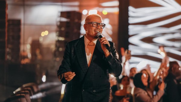 عمرو دياب يضيء ليل أبوظبي بأروع أغانيه في حفل خاص