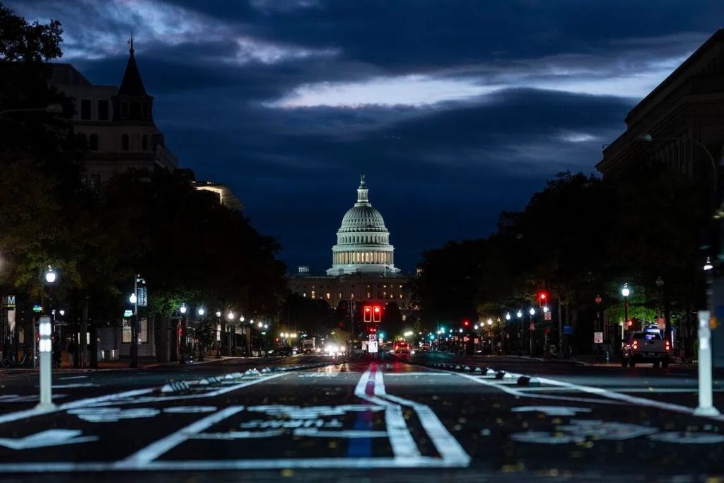 الولايات المتحدة في مأزق الإغلاق.. حين يلتهم الاستقطاب روح الديمقراطية