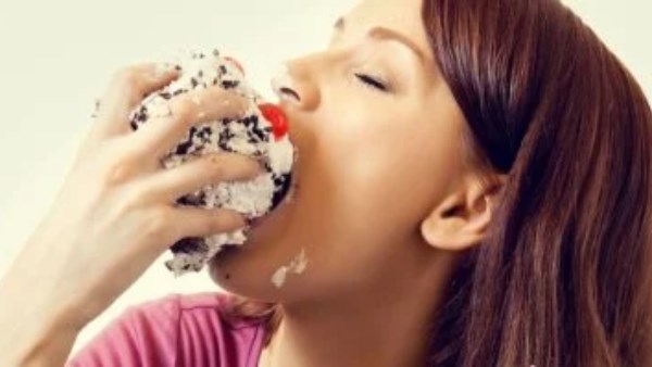 أضرار تناول الحلويات على الريق…متعة قصيرة وعواقب طويلة أضرار تناول الحلويات على الريق…متعة قصيرة وعواقب طويلة