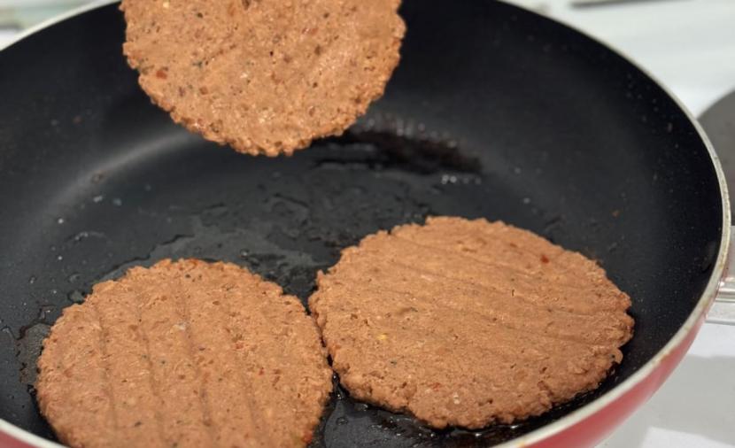 فريق طلابي ينجح في تصنيع بدائل نباتية للحوم الحيوانية