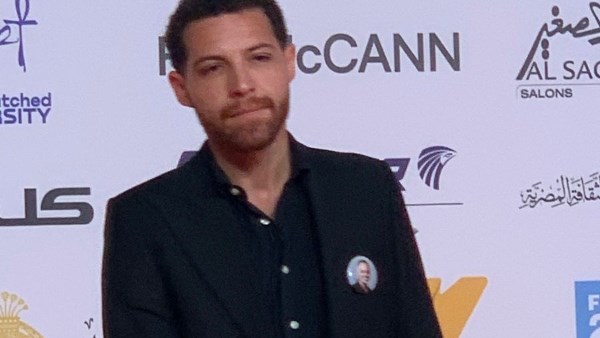 محمود حجازي في لفتة إنسانية يحمل صورَه الموقّعة للمصوّر الراحل ماجد هلال