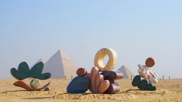 الأبد هو الآن تمزج بين الفن المعاصر والحضارة المصرية بـ الأهرامات ..صور